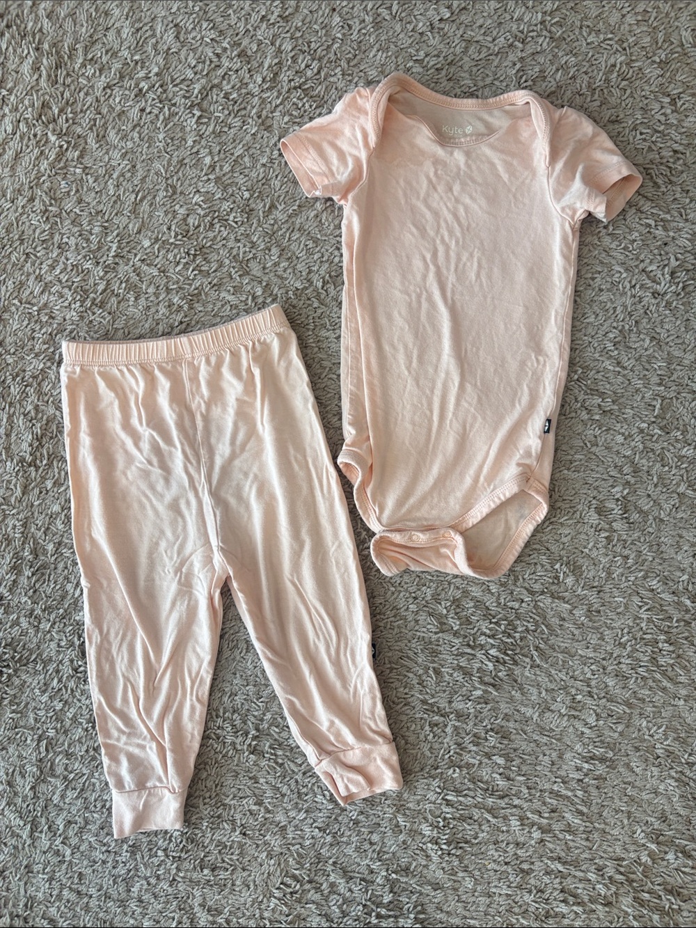 Kyte BABY Short Sleeve Bodysuit with Pants in Canyon. Like New. Size 12-18 mos.
